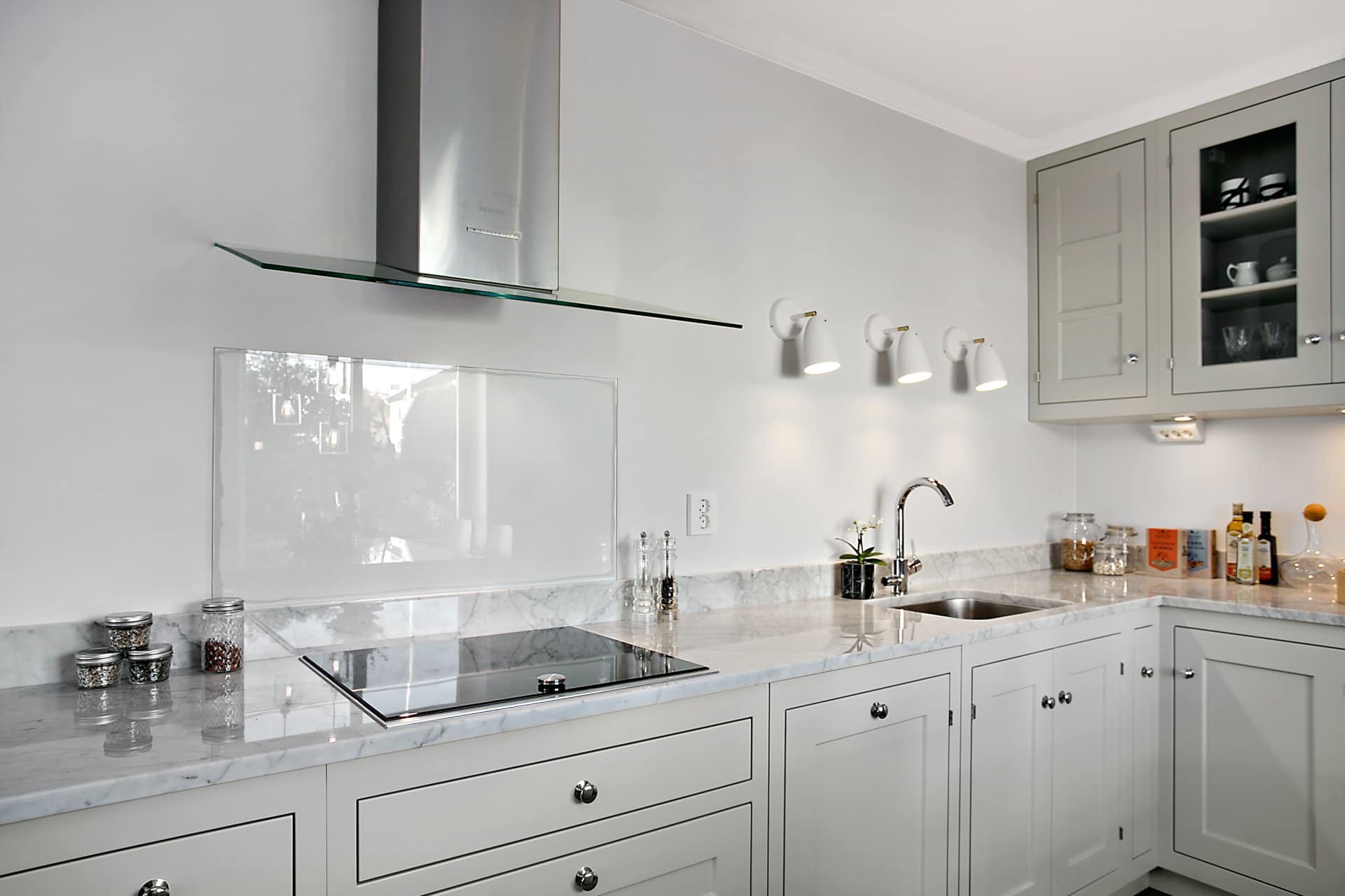 Stiligt - Ett kök med gråa skåp i modern stil.