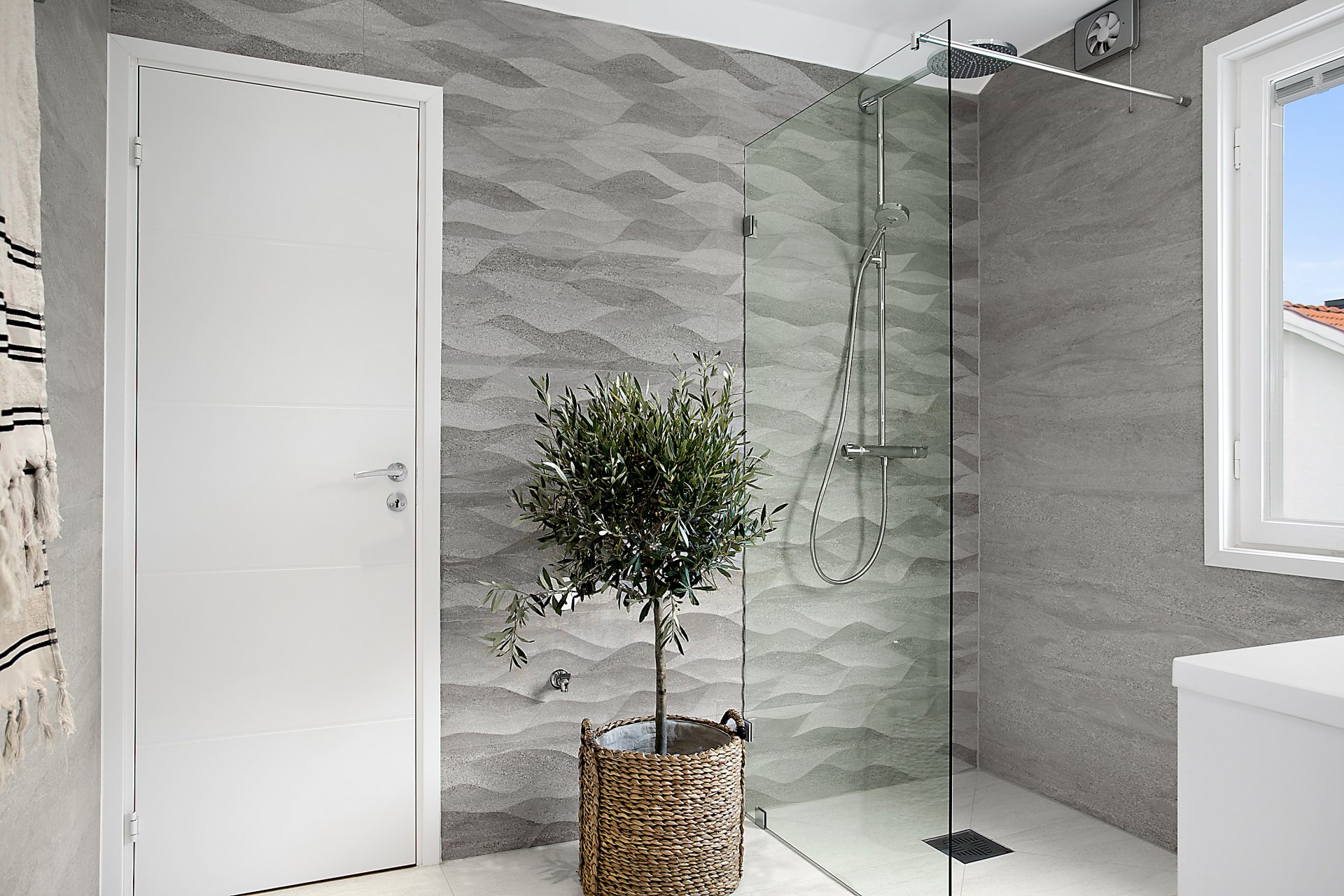 Stiligt - Ett badrum med duschdörr i glas för en värdehöjande renovering.