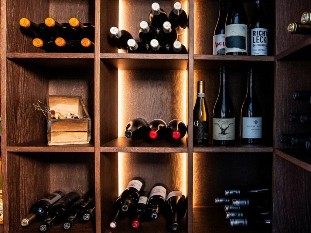 Stiligt - En vinrum fylld med många flaskor vin.