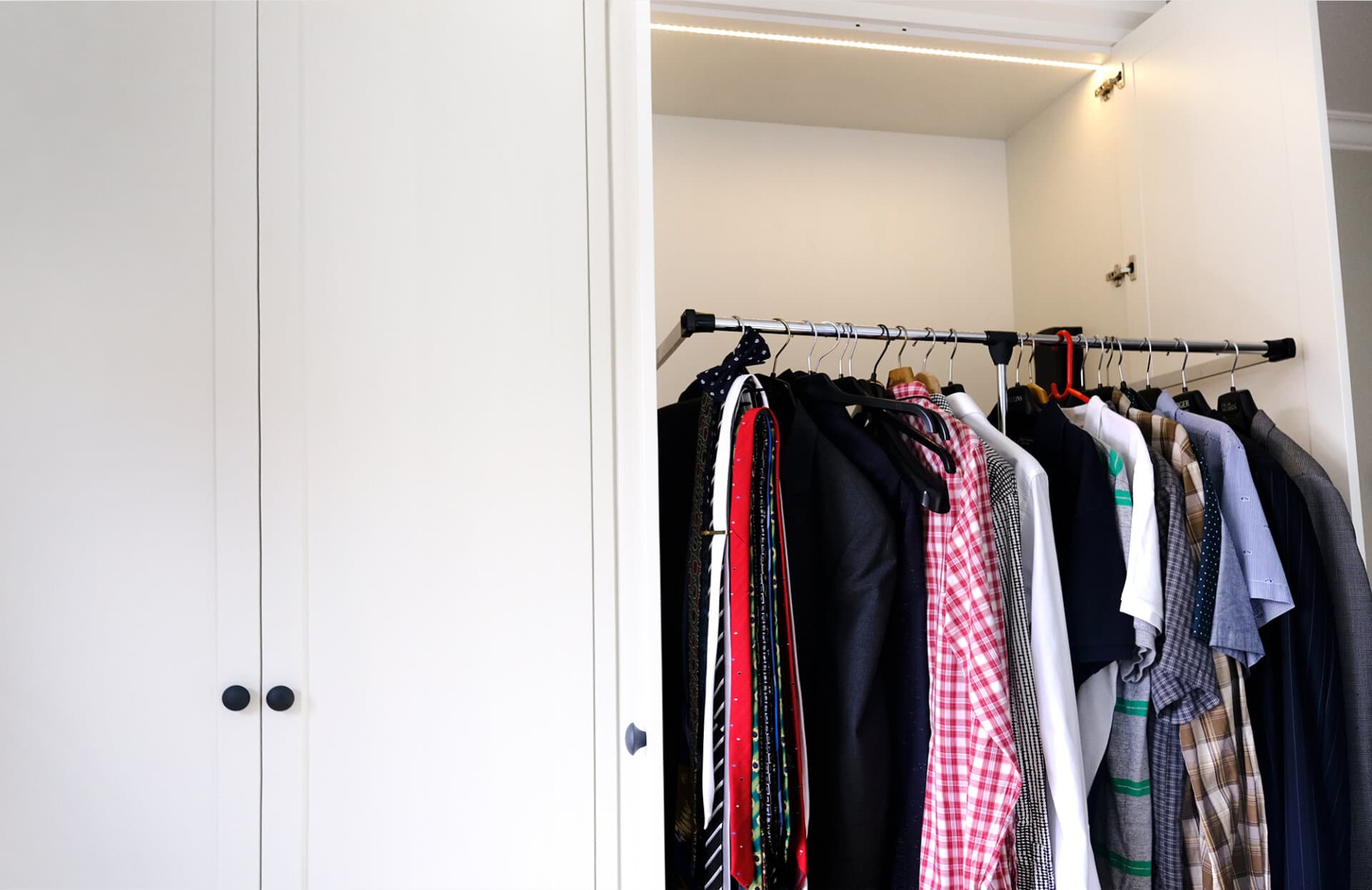 Smart förvaring nedfällbar klädstång pull down garderobsbelysning belysning i garderob infälld ledstrip LED