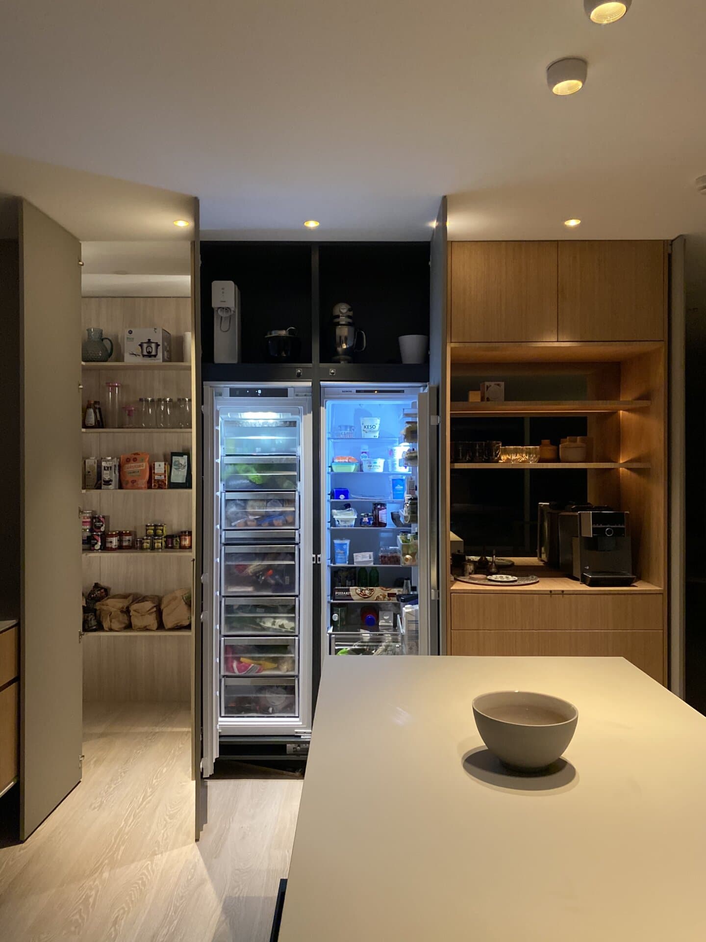 Stiligt - Ett kök med kylskåp och mikrovågsugn.