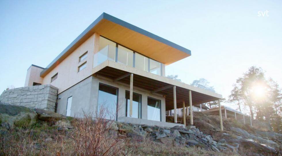 Stiligt - Ett modernt hus ligger på toppen av en kulle och uppfyller drömmar om ett hem.