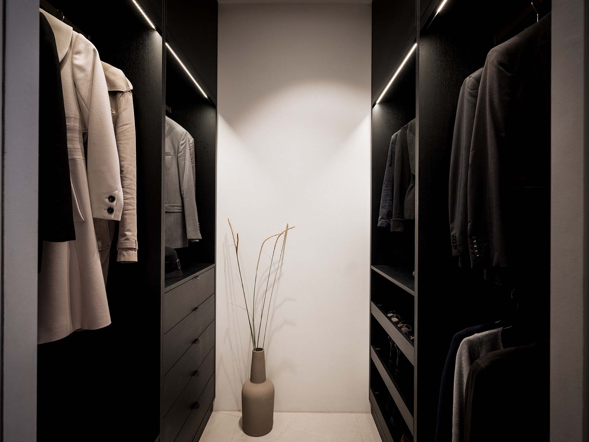 Stiligt - En snygg walk in closet med vas, designad av Unika platsbyggda kök & walk in closets.