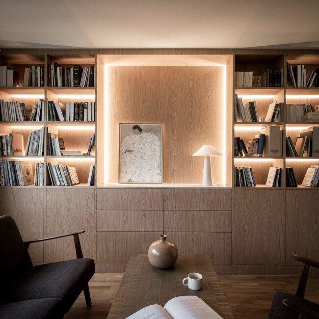 Stiligt - Ett vardagsrum med bokhyllor och en soffa, perfekt för att förvara alla dina tillhörigheter.
