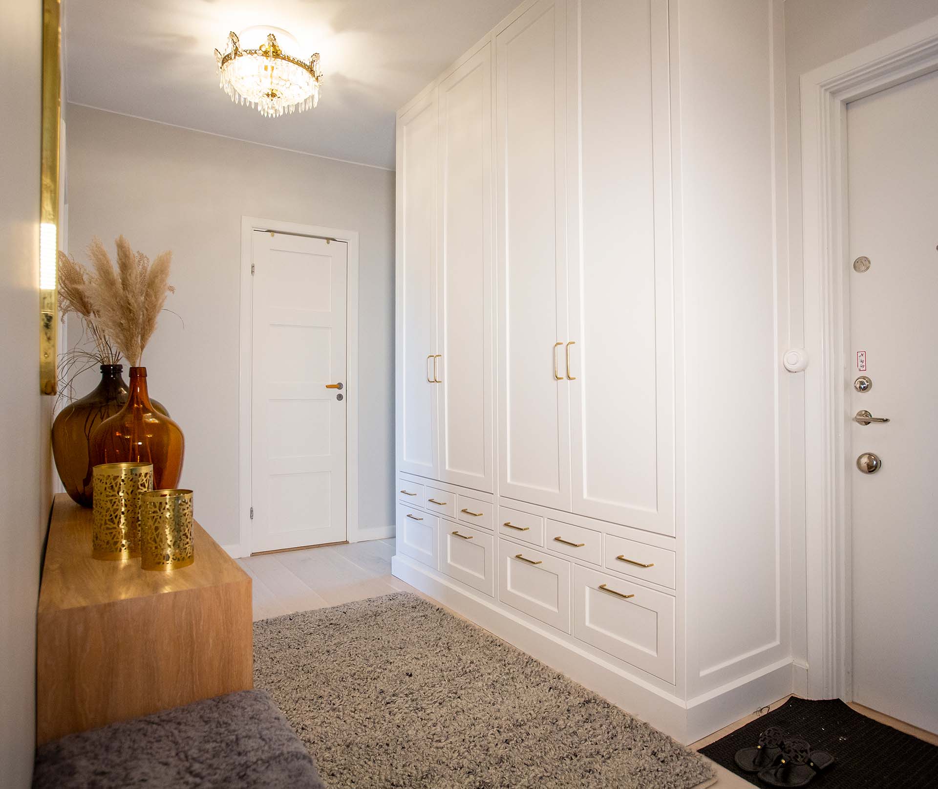 Platsbyggd hall garderob platsbyggd guldhandtag entre lådor vit garderob entre inspiration nyklassisk landshövdinge guldheden hallinspiration