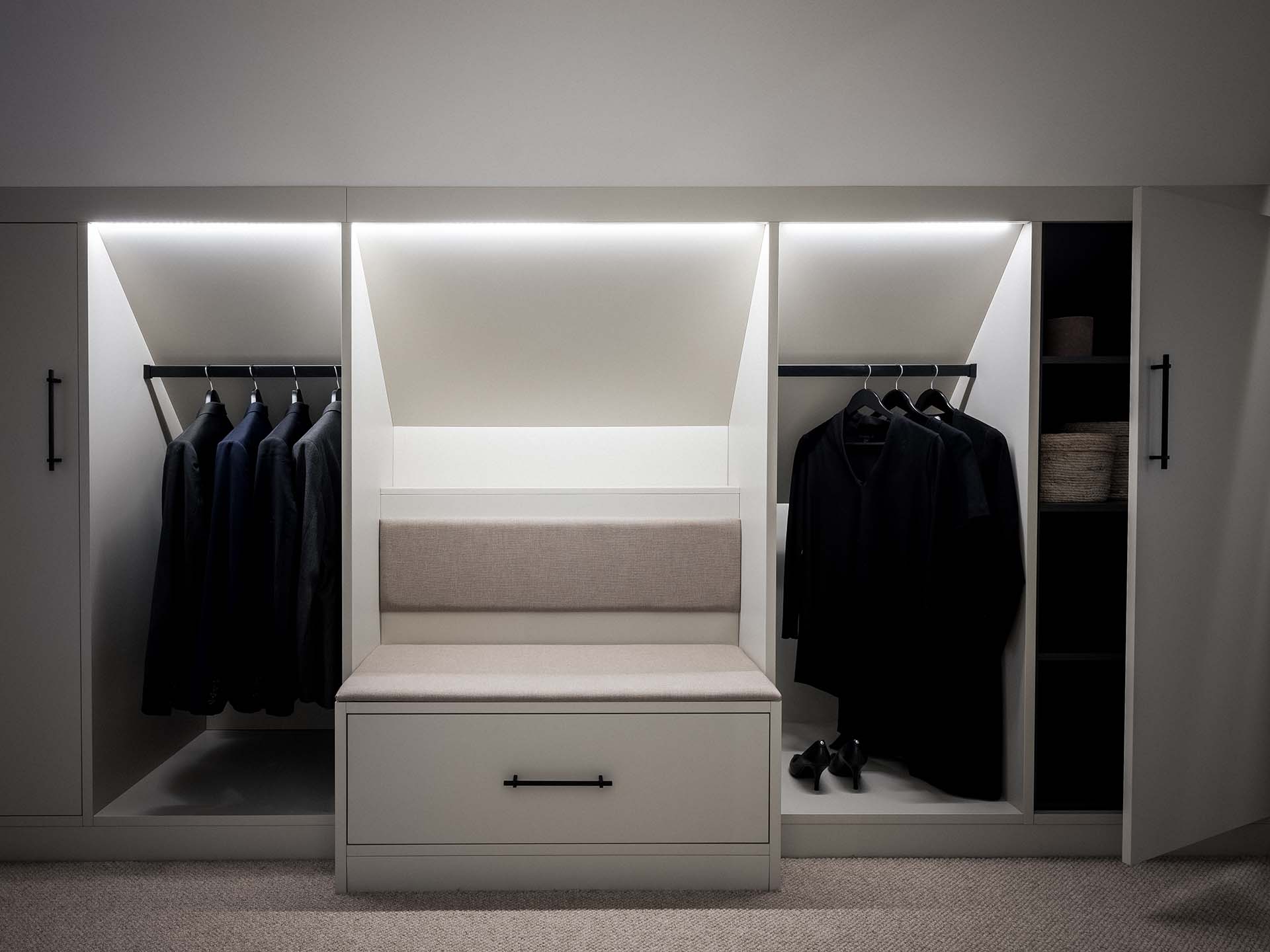 inredning walk in closet klädstång öppen förvaring klädhängare inbyggd LED