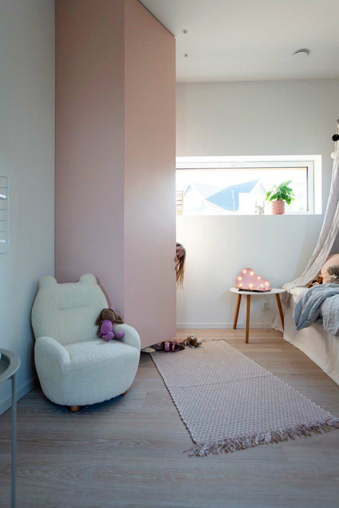 rosa platsbyggt lyx barnrum golv till tak hög garderob_