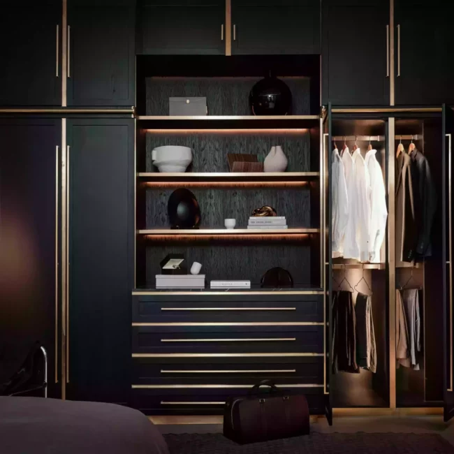 Stiligt - Ett sovrum med en svart och guld garderob.