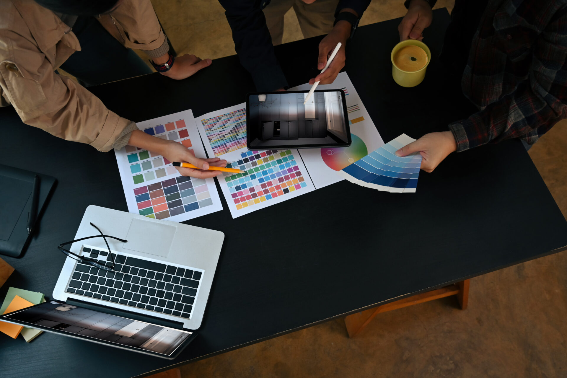 Stiligt - En grupp människor som arbetar på en bärbar dator vid ett bord med färgglad belysning.