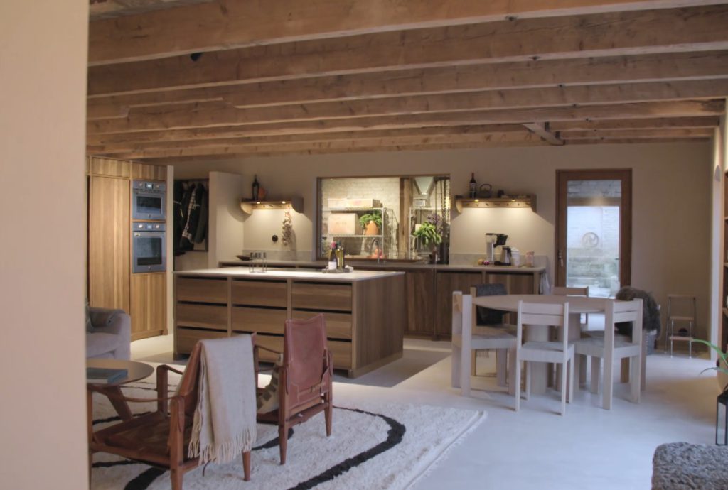 Stiligt - Ett kök och matsal med träbjälkar på Drömfabriken i Härnestad skapar en mysig atmosfär.