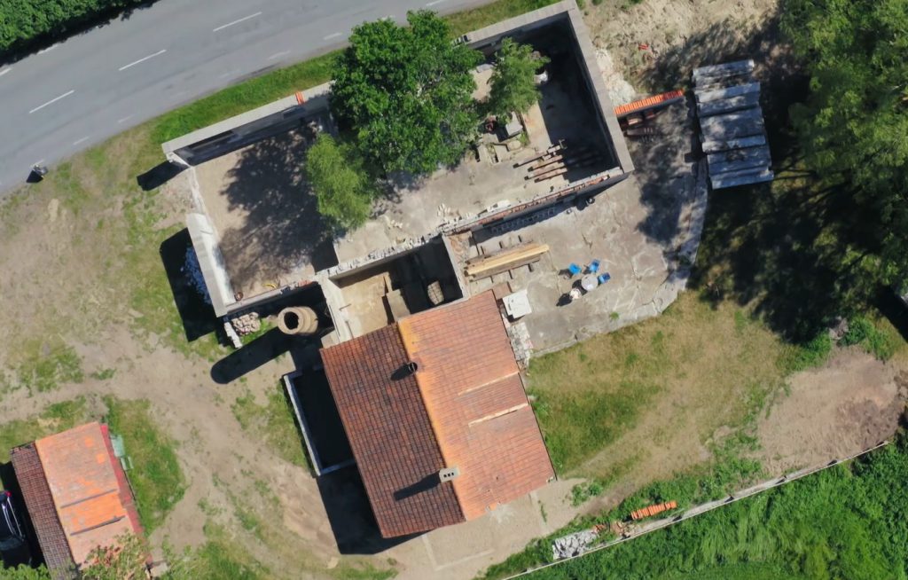 Stiligt - En flygbild över Drömfabriken i Härnestad på landsbygden.