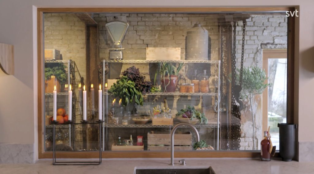 Stiligt - Ett kök med handfat och spegel designat av Drömfabriken i Härnestad.
