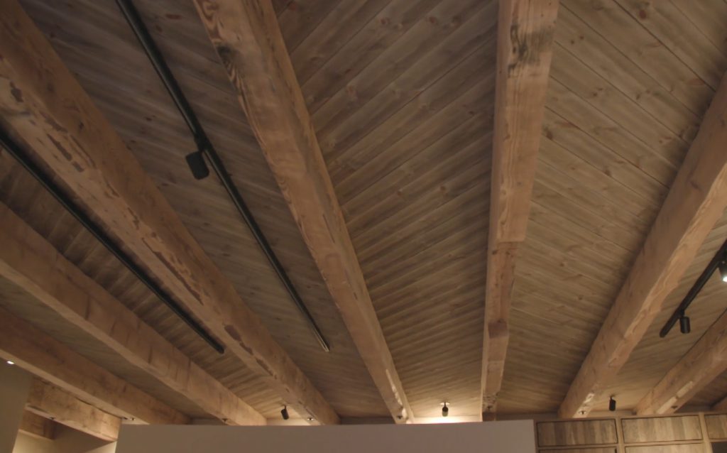 Stiligt - Taket i ett rum på Drömfabriken i Härnestad är konstruerat med träbjälkar.