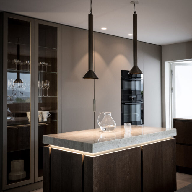 Stiligt - En bild av ett platsbyggt modernt kök med en marmorskiva.