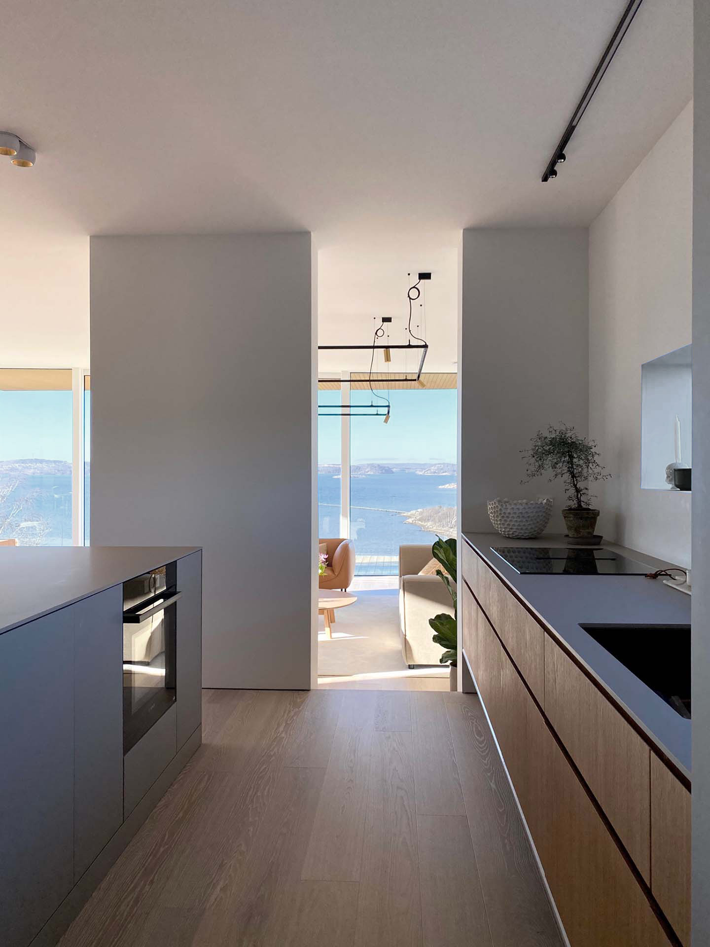 Stiligt - Ett kök med utsikt över havet i Villa Fernström.