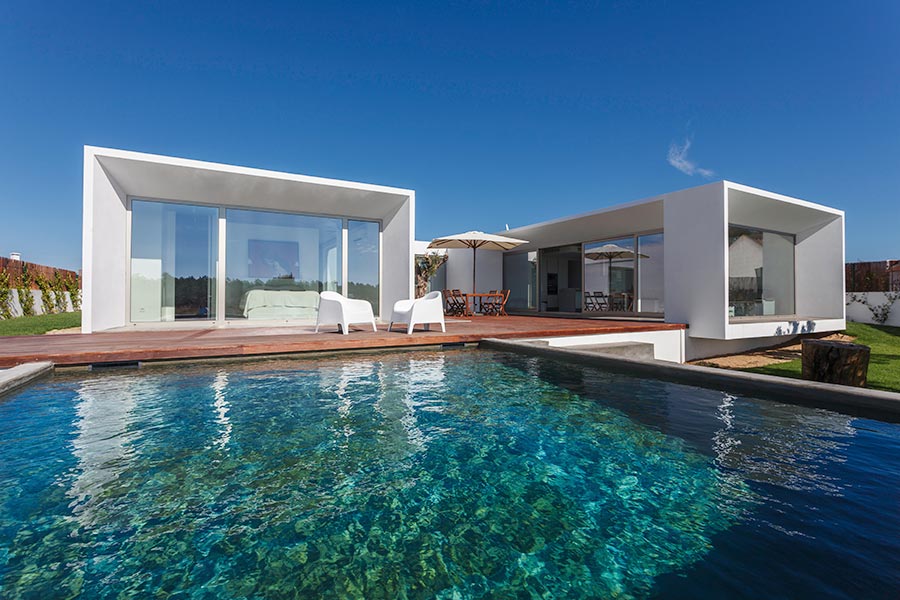 Stiligt - Ett modernt hus med pool och däck.