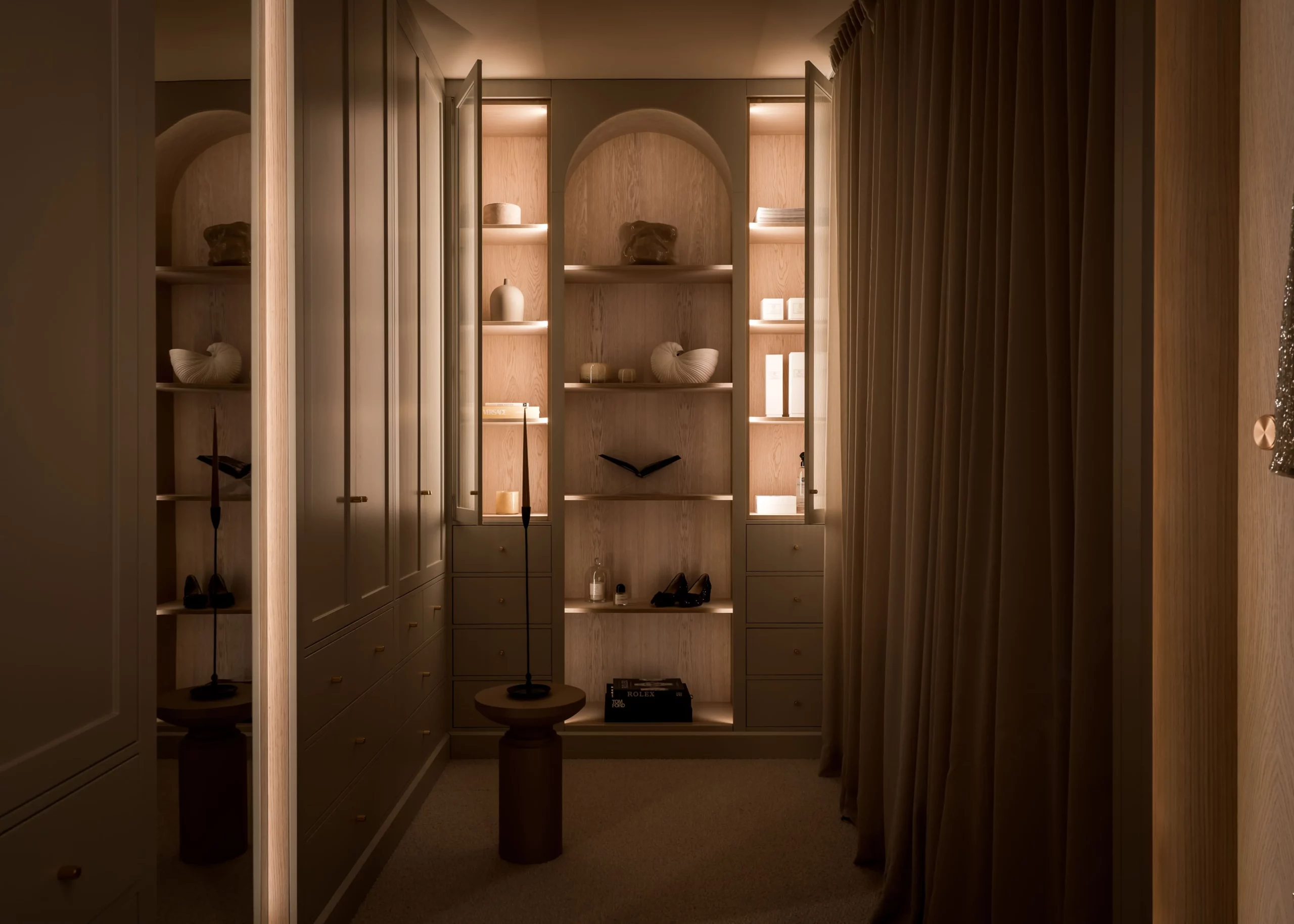 Stiligt - En bild av en garderob med inbyggda hyllor.