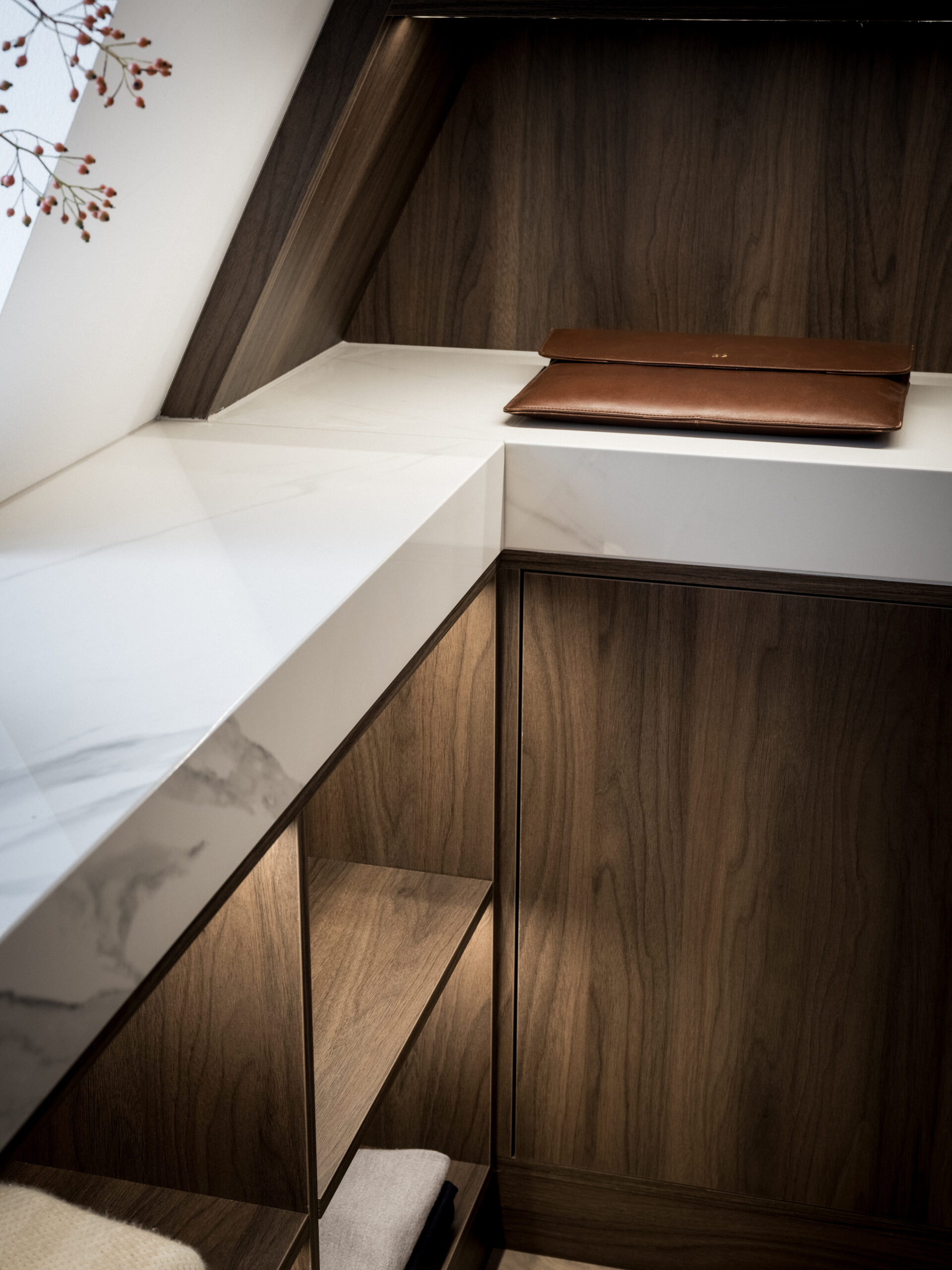 Stiligt - Ett badrum med bänkskiva i marmor och en trähylla för Bygga walk in closet.