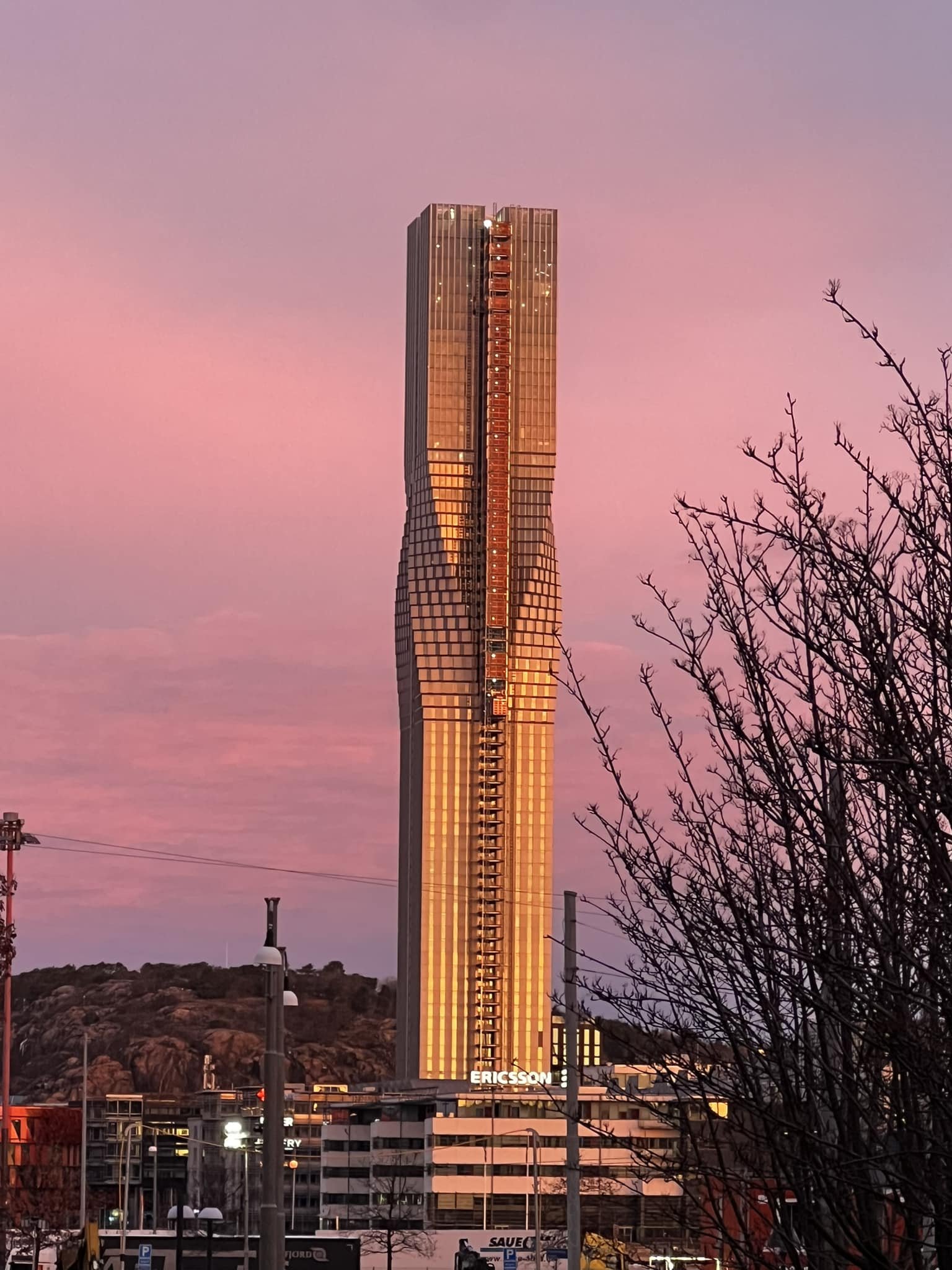 Stiligt - Karlatornet, Sveriges högsta byggnad, är upplyst i skymningen.