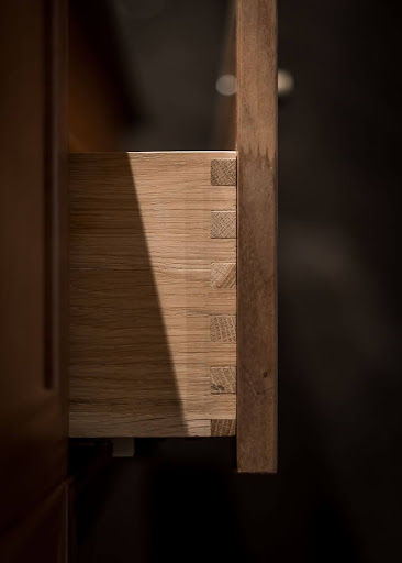 Stiligt - En närbild av en låda i ett faner träskåp.