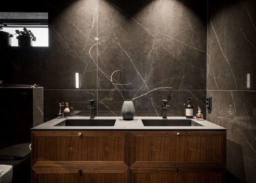 Stiligt - Renovering av badrum med svarta marmorväggar och trähandfat.