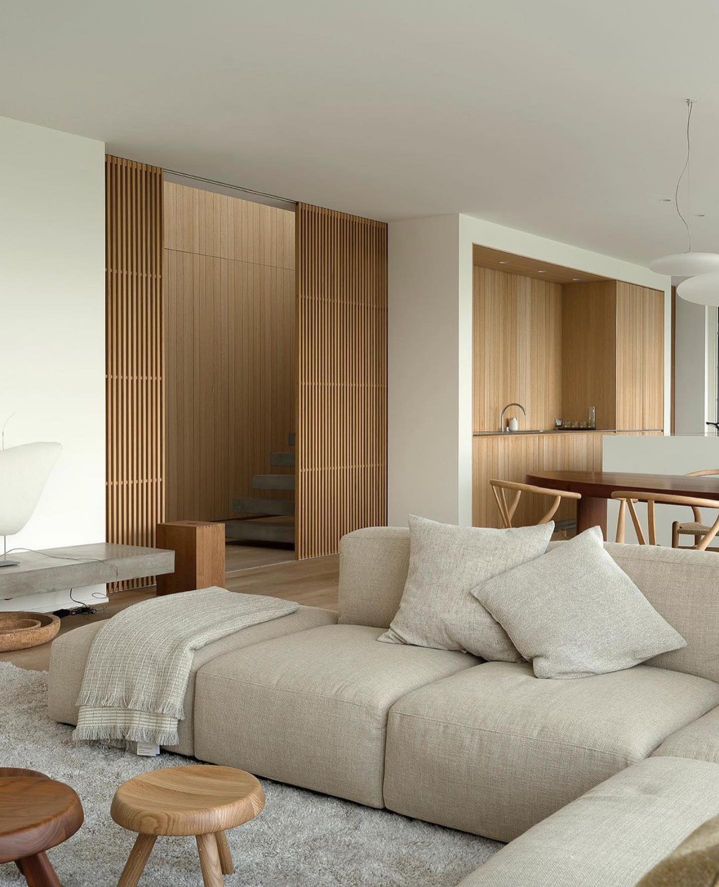 Stiligt - Ett vardagsrum med en snygg soffa och modernt soffbord designat av inredningsdesign.